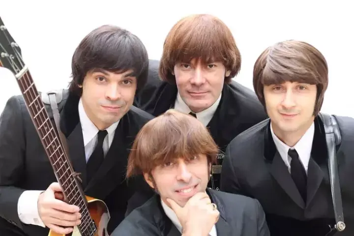 integrantes da banda paulista hey judecom cortes de cabelos como os dos beatles nos anos 1960 olham para a camera 1 50889 Integrantes da banda Hey Jude caracterizados como os Beatles durante divulgação de tributo musical em Belo Horizonte