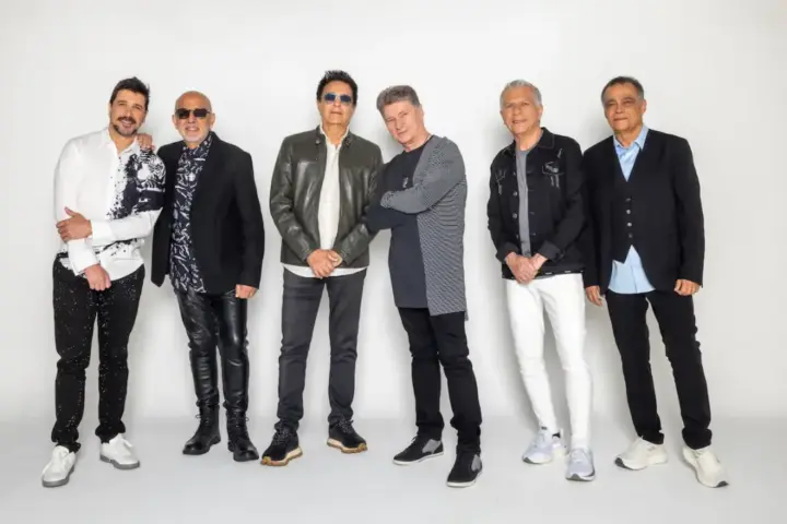 Roupa Nova apresenta turnê Simplesmente Roupa Nova em Belo Horizonte Integrantes da banda Roupa Nova em imagem de divulgação da turnê Simplesmente Roupa Nova, que reúne sucessos da trajetória da banda que marcaram gerações e chega ao Arena Hall, em Belo Horizonte, no dia 22 de agosto