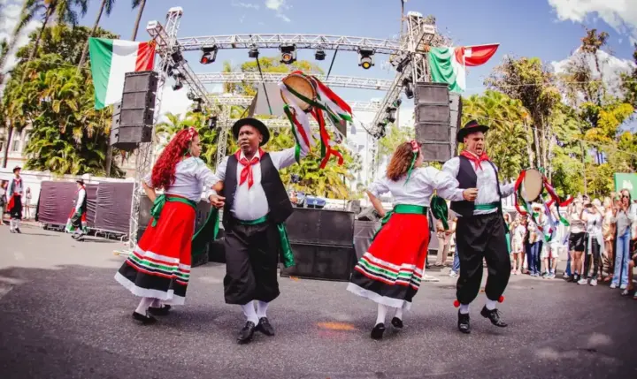 Festa Italianíssima leva gastronomia e cultura italiana à Praça da Filarmônica Grupo de dança folclórica se apresenta durante a Festa Italianíssima na Praça da Filarmônica, em Belo Horizonte, celebrando a cultura e as tradições italianas - natureza italiana em BH