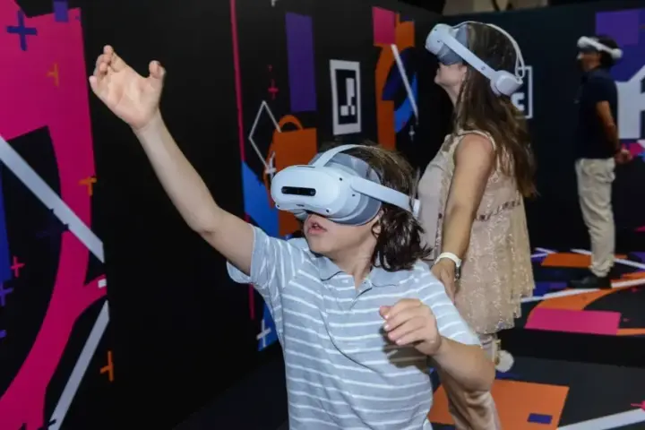 Exposição Coliseu leva experiência de realidade virtual ao DiamondMall, em Belo Horizonte Visitantes utilizam óculos de realidade virtual durante a exposição imersiva Coliseu, no DiamondMall, em Belo Horizonte - natureza da criançada