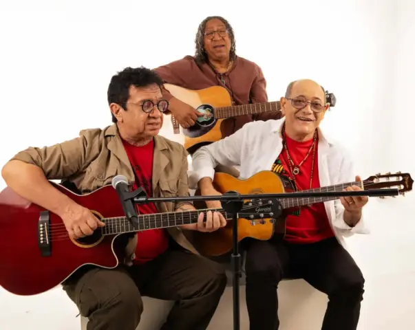 Amadeu Cavalcante, Osmar Júnior e Zé Miguel aparecem juntos com violões em foto de divulgação do espetáculo “Cancioneiros do Meio do Mundo”