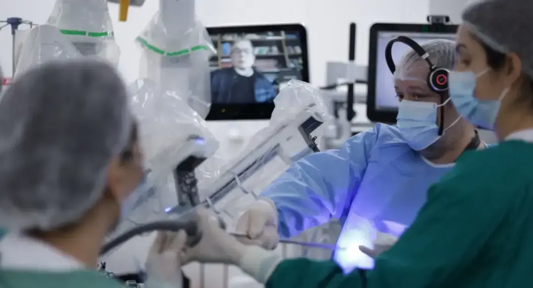 Tecnologia conecta especialistas de três estados durante cirurgia robótica em Minas