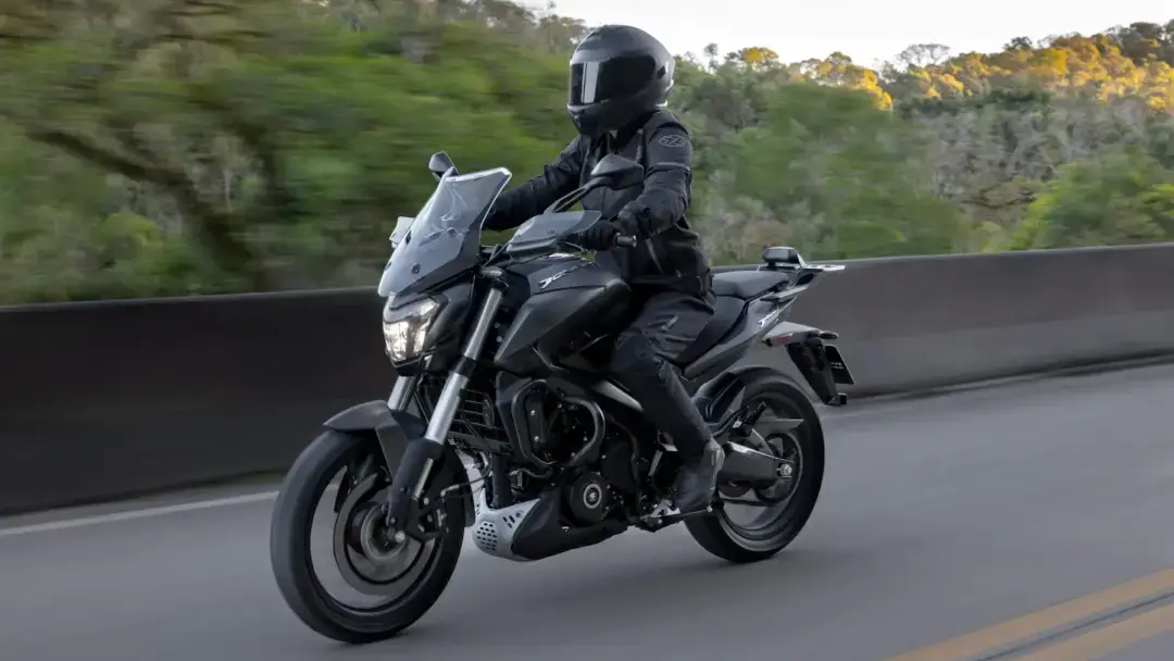 Dominar 400 evolui com painel colorido, modos de pilotagem e controle de tração