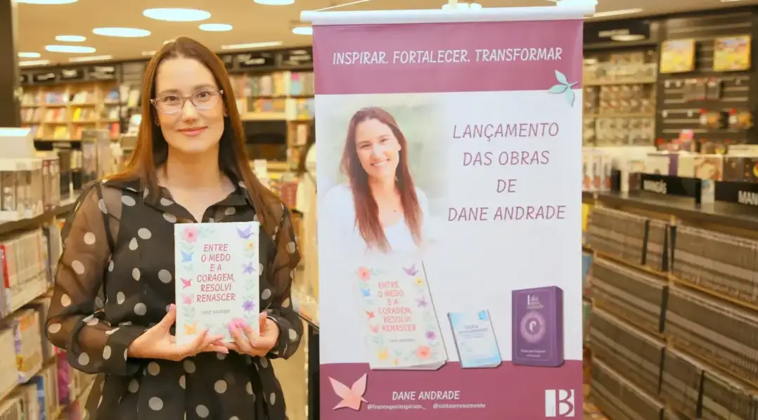 Escritora Dane Andrade celebra lançamento de três obras em noite de emoção
