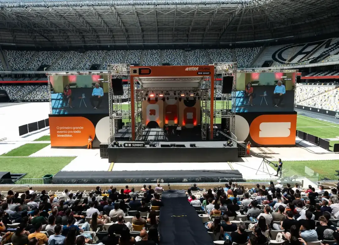 Participantes acompanham palestras durante o encontro de investidores no Inter Invest Summit na Arena MRV, em Belo Horizonte,