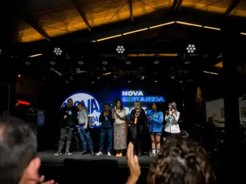 Equipe Nova Sertaneja no palco