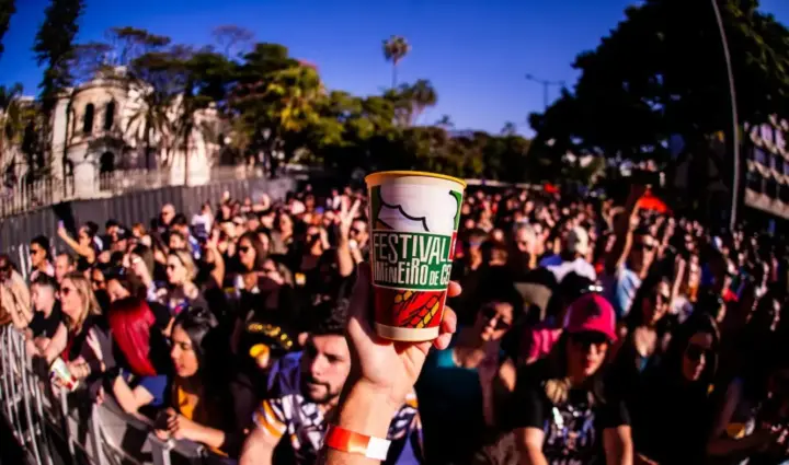 Festival Mineiro da Cerveja Copo do Festival Mineiro da Cerveja em meio ao público durante evento na Savassi, em Belo Horizonte