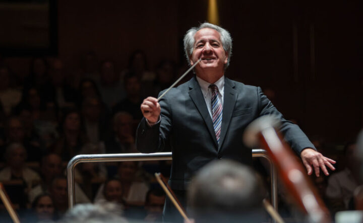 Fabio Mechetti da Filarmônica de Minas Gerais na Sala Minas Gerais Maestro Fabio Mechetti rege a Filarmônica de Minas Gerais durante apresentação na Sala Minas Gerais