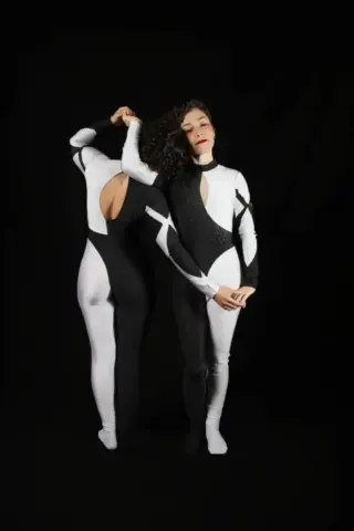 Duas bailarinas da Companhia Café com Dança se apresentam em cena do espetáculo Travessia, inspirado no universo musical dos Beatles, em Belo Horizonte - legado