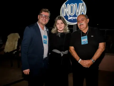 Rodrigo Fernandes , Dimichelly Pinel e Roberto Pinheiro sorrindo para a foto