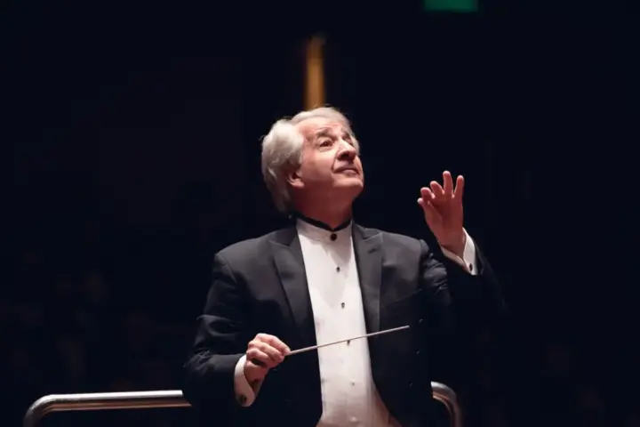 Maestro Fabio Mechetti rege a Filarmônica de Minas Gerais em noite de concerto na Sala Minas Gerais