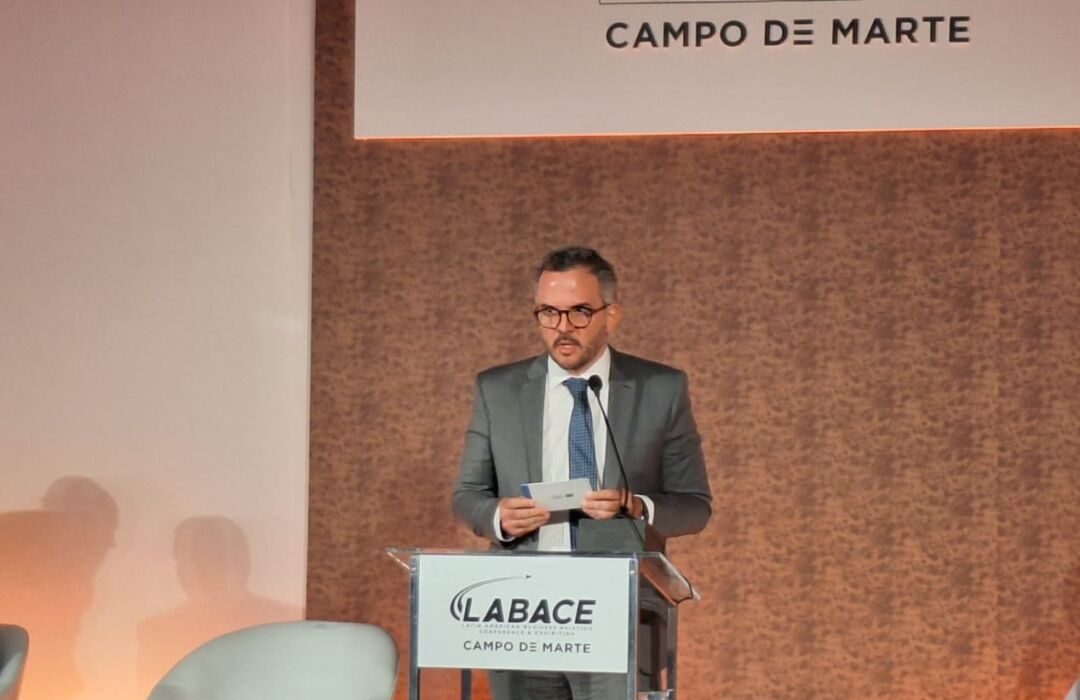 Governo projeta expansão da aviação e destaca concessões de aeroportos durante a Labace 2026
