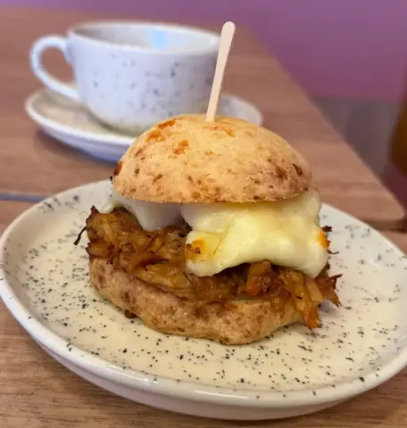 Notinha 2 Pão de queijo com pernil e requeijão