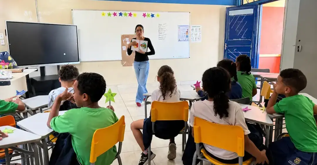 Projeto-piloto de ensino bilíngue começa na rede municipal na capital mineira