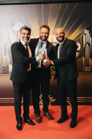Representantes da PHV Engenharia, CSul e 300 Marketing Imobiliário recebem prêmio pelo case Hyde Park Executivos da PHV Engenharia, CSul e 300 Marketing Imobiliário exibem troféu do Master Imobiliário 2026 conquistado pela consistência consolidada no case Hyde Park, na Lagoa dos Ingleses, em Nova Lima