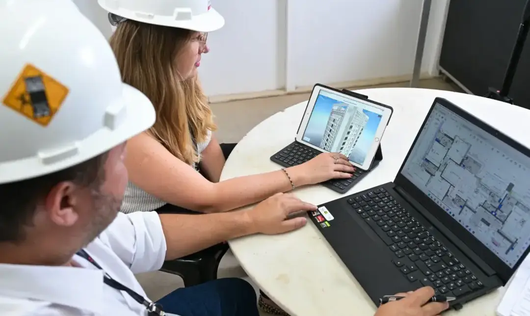 Profissionais da Somattos acompanham indicadores e processos de gestão da qualidade durante análise de desempenho, que mantém certificações de controle operacional na construção civil