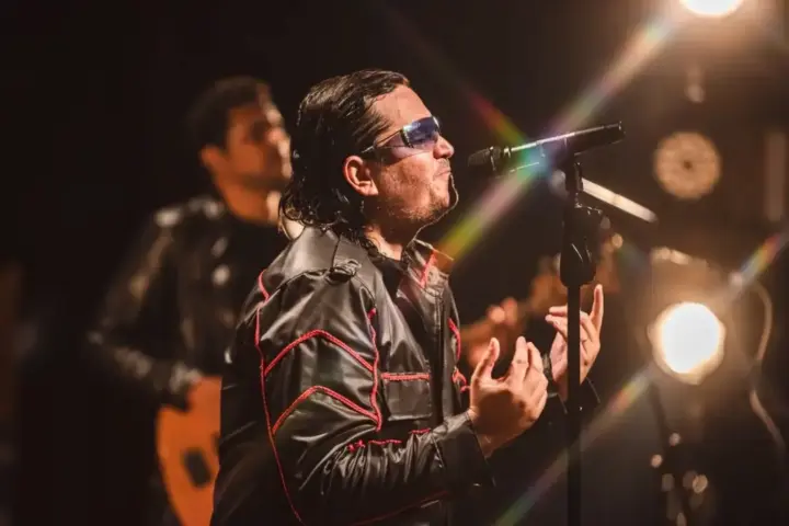 U2 Go Home grava DVD e estreia turnê Infinito no Teatro Estação BH Vocalista da banda U2 Go Home se apresenta durante show que marca a gravação do DVD e a estreia da turnê Infinito no Teatro Estação BH