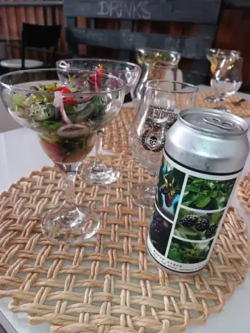 Cerveja artesanal e pratos preparados para harmonização na Confraria Flor Cervejeira em Belo Horizonte