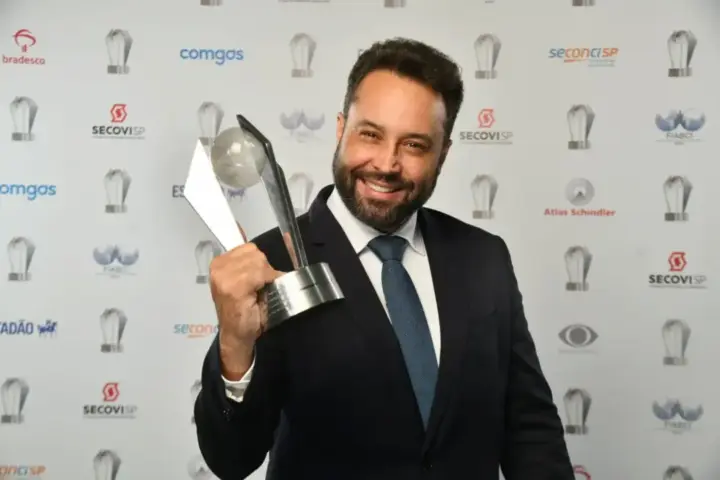 CEO da 300 Marketing Imobiliário celebra conquista do Master Imobiliário 2026 Diogo Diegues, CEO da 300 Marketing Imobiliário, consolida consistência de agência mineira e exibe o troféu do Prêmio Master Imobiliário 2026 durante cerimônia de premiação do setor imobiliário brasileiro