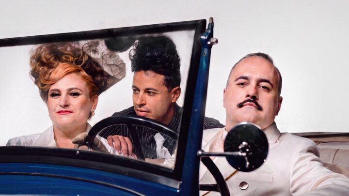 Espetáculo “Conduzindo Miss Martino” resgata atmosfera da Era do Rádio em BH Três artistas aparecem dentro de um Ford Model A azul durante cena do espetáculo “Conduzindo Miss Martino”, inspirado na Era do Rádio