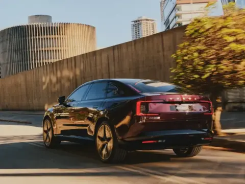 Volvo sedã elétrico ES90 de costas de lado