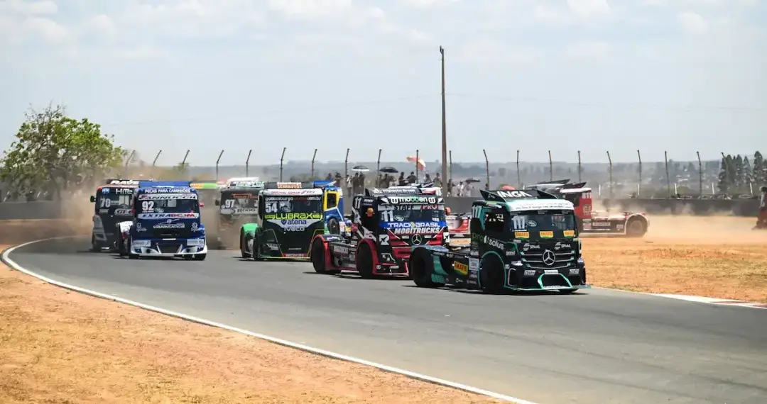 Caminhões e carros de corrida aceleram forte em Curvelo