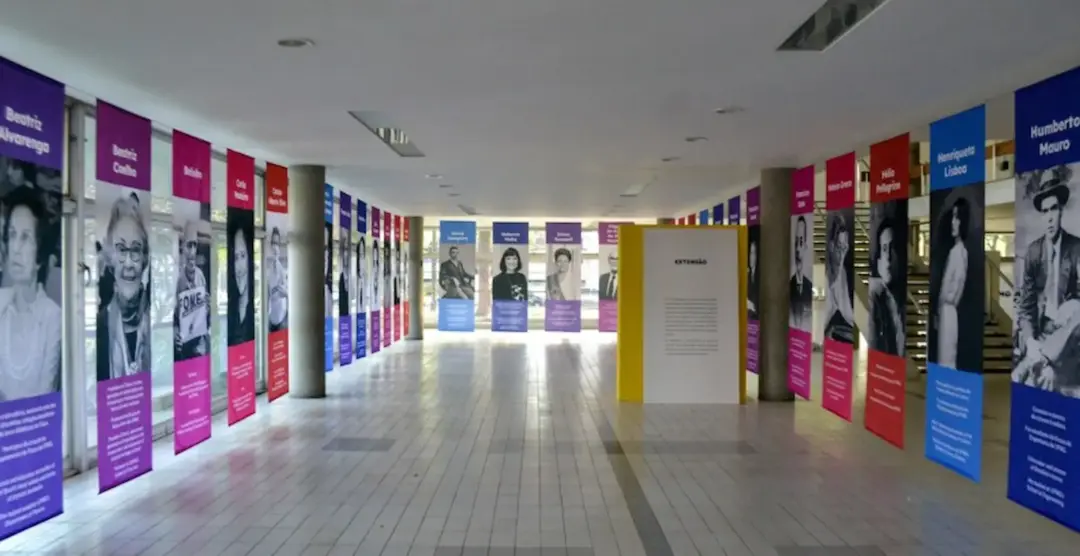 Exposição UFMG Centenária reúne painéis com personalidades que marcaram a trajetória da universidade ao longo de quase um século
