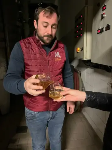 Degustando Marc direto dos tanques da Moutard Degustando Marc direto dos tanques da Moutard
