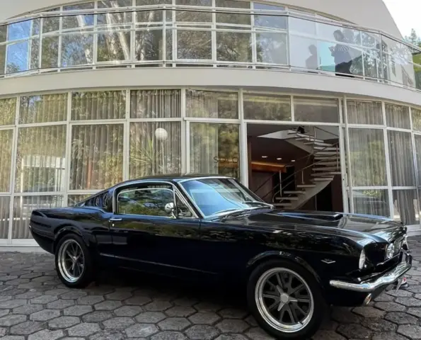 Mustang clássico preto estacionado em frente ao edifício do Parque do Palácio, em Belo Horizonte
