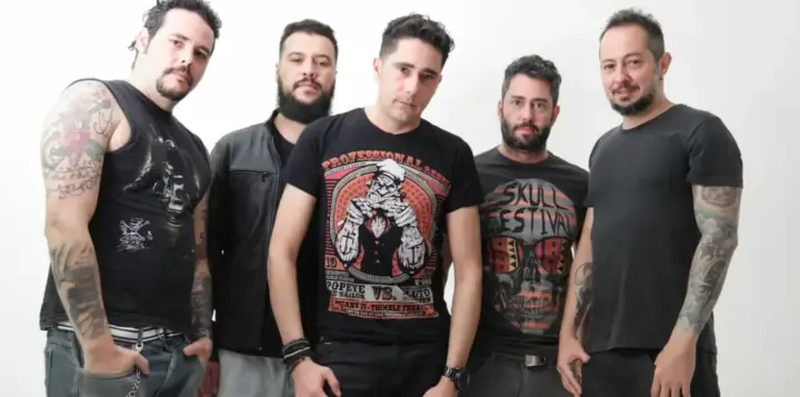 Integrantes da banda Eletricidade posam juntos em foto de divulgação do tributo ao Capital Inicial em Belo Horizonte; Ana Lúcia Torre 