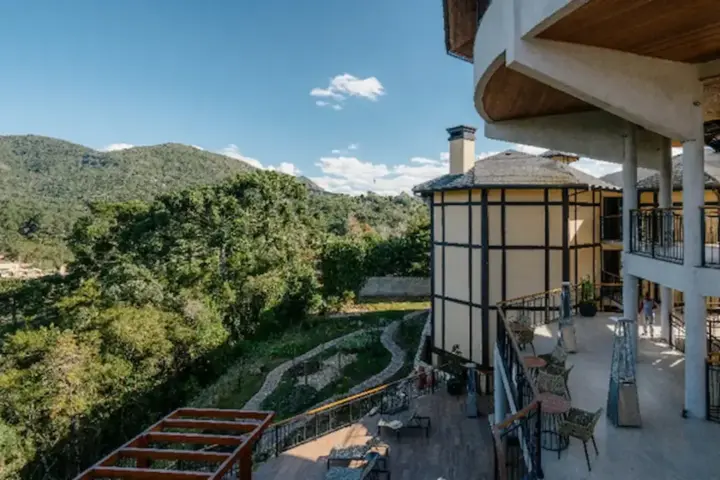 Estrutura completa da hospedagem divide protagonismo com natureza local de tirar o fôlego Foto Mirante da Colýna Hotel & Spa Divulgação