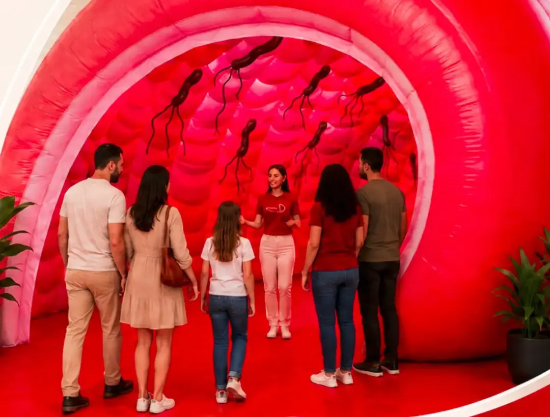 Estrutura interativa leva orientações sobre saúde digestiva a shopping de BH