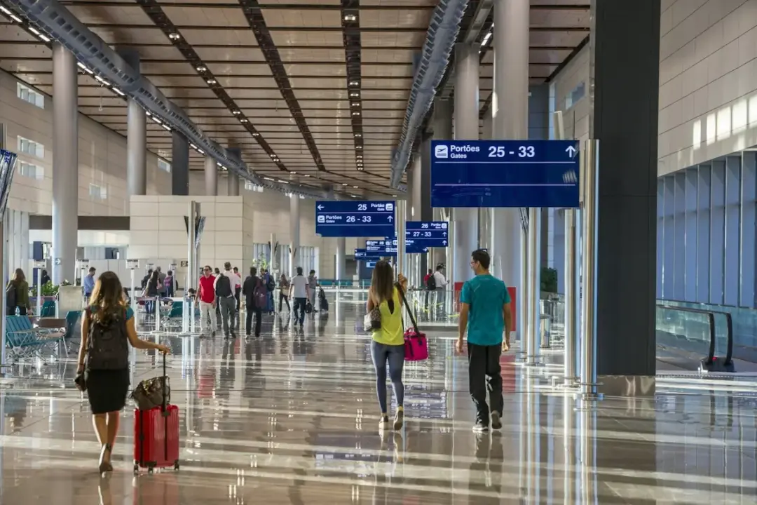Passageiros circulam pela área de embarque do BH Airport durante período de alta movimentação do feriado de Independência no terminal mineiro