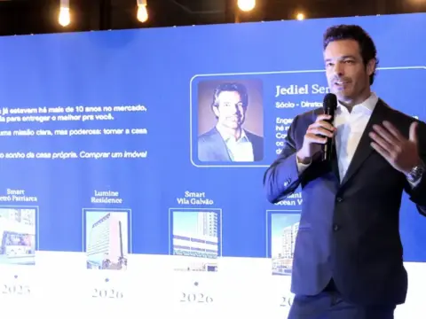 Jediel Sena no palco de anuncio dos empreendimentos
