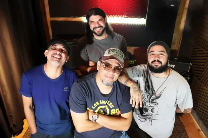 JotaSkankBH celebra quatro anos com tributos ao rock nacional em BH Integrantes do JotaSkankBH posam juntos em estúdio durante divulgação da Festa Brazuca