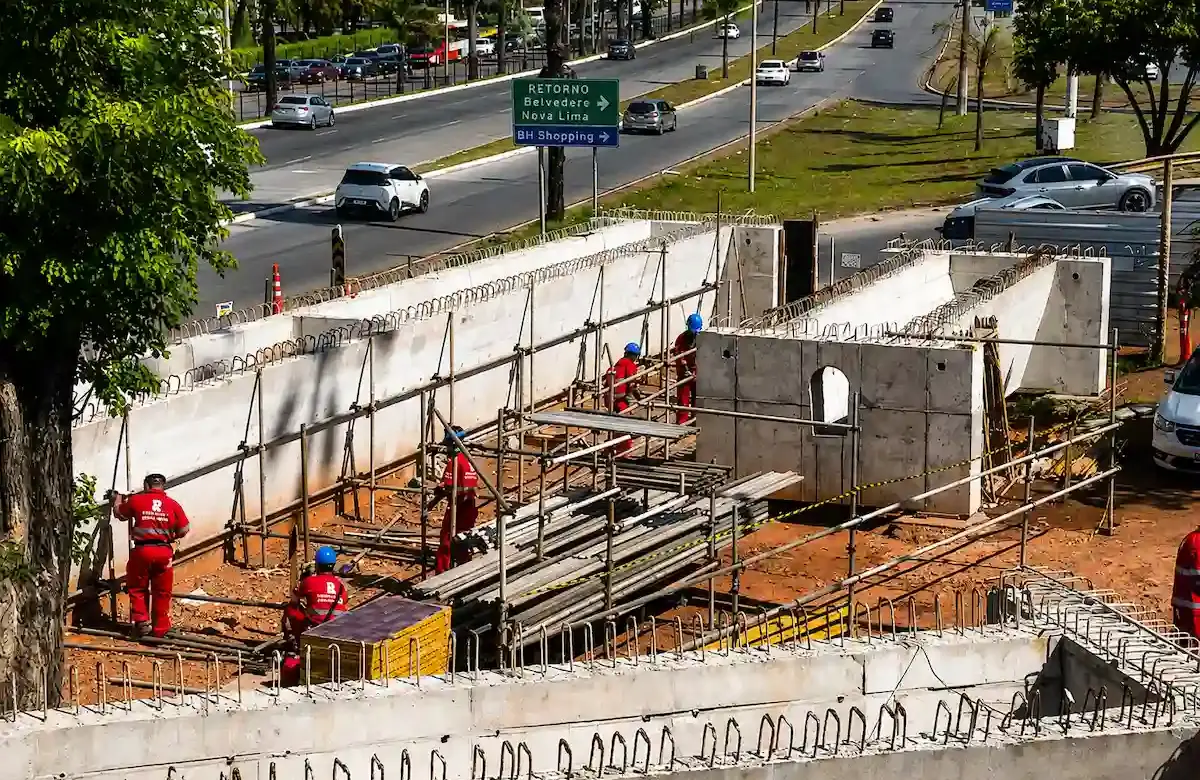 Obra trevo Belvedere em BH