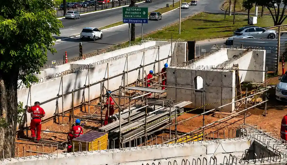 Obra trevo Belvedere em BH Obra no trevo Belvedere em BH