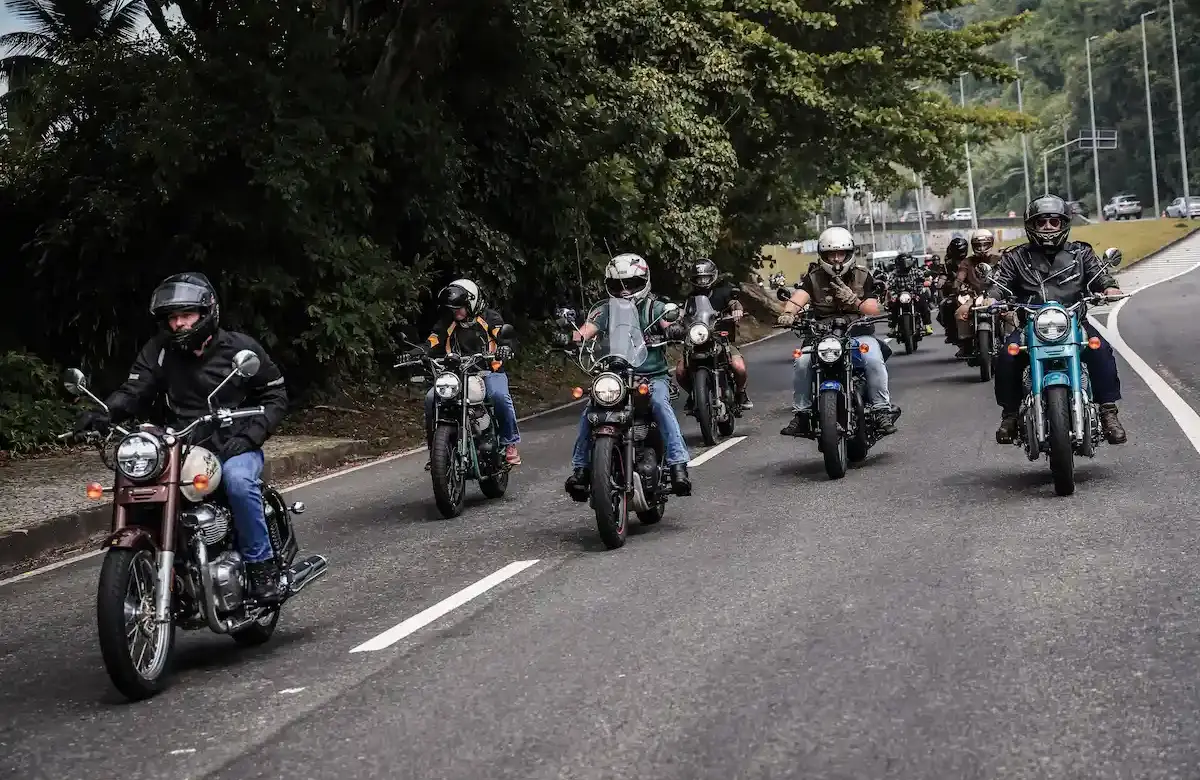 Royal Enfield transforma paixão por motos em ação global