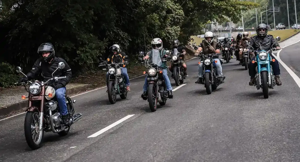 Royal Enfield transforma paixão por motos em ação global