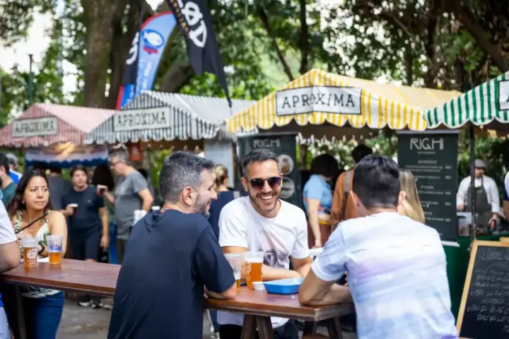 Público participa da Feirinha Aproxima em mesas ao ar livre, com expositores e barracas de produtos gastronômicos no entorno do Museu Histórico Abílio Barreto