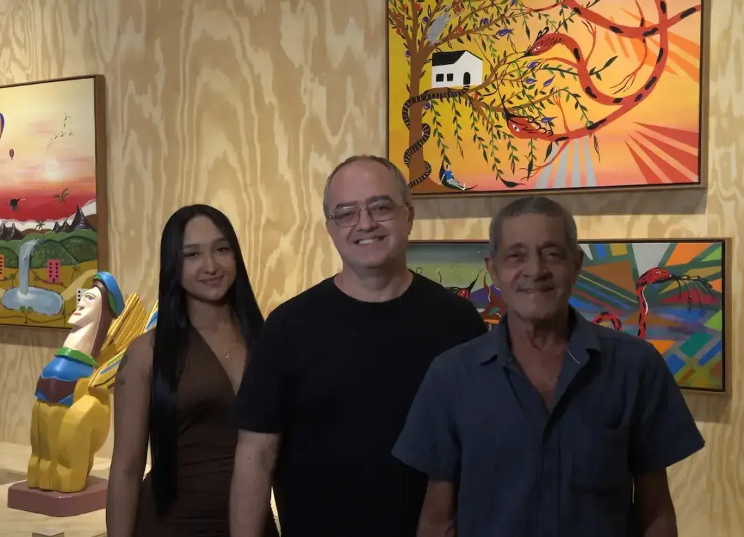 Tati, Costantino Papazoglu e Quim durante a exposição “O Saber do Coração”, apresentada na Galeria Casacor Minas
