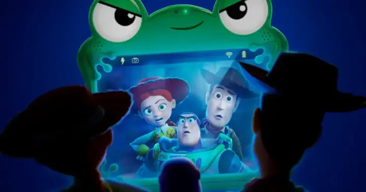 Personagens de Toy Story aparecem em uma tela, representando a experiência temática no Boulevard Shopping