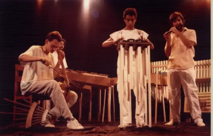 Uakti é homenageado na primeira edição do Macacos Cine Fest, em Nova Lima Festival: Integrantes do grupo Uakti aparecem em apresentação musical com instrumentos experimentais em fotografia de arquivo