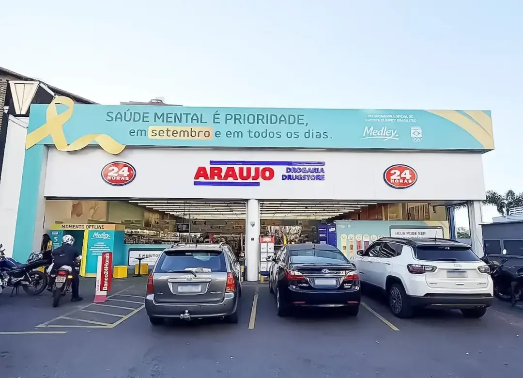 Fachada da Drogaria Araujo em Belo Horizonte recebe ação da Medley sobre saúde mental durante a campanha Setembro Amarelo
