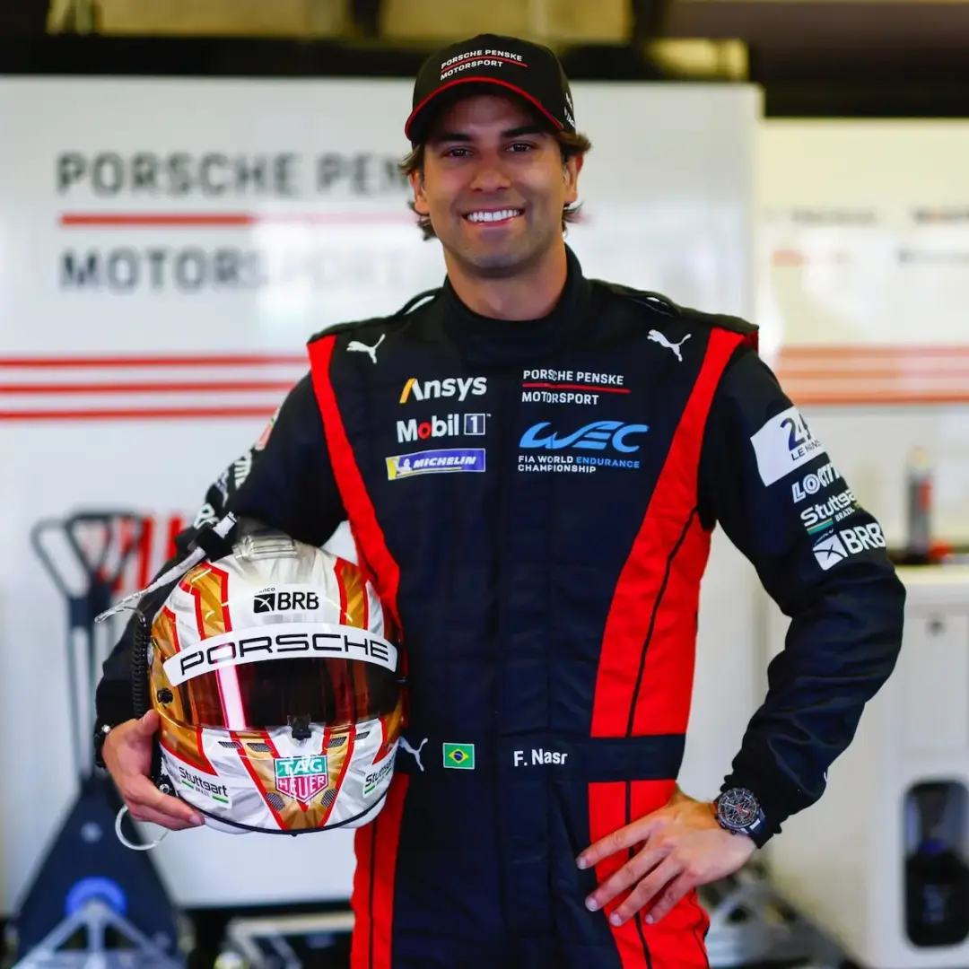 Felipe Nasr participa de encontro sobre inovação e alta performance em Belo Horizonte Felipe Nasr posa com capacete da Porsche Penske Motorsport durante atividade ligada a velocidade, inovação e alta performance