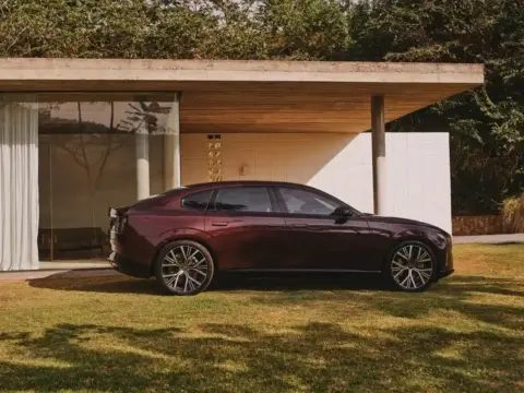 Volvo sedã elétrico ES90 de costas de lado