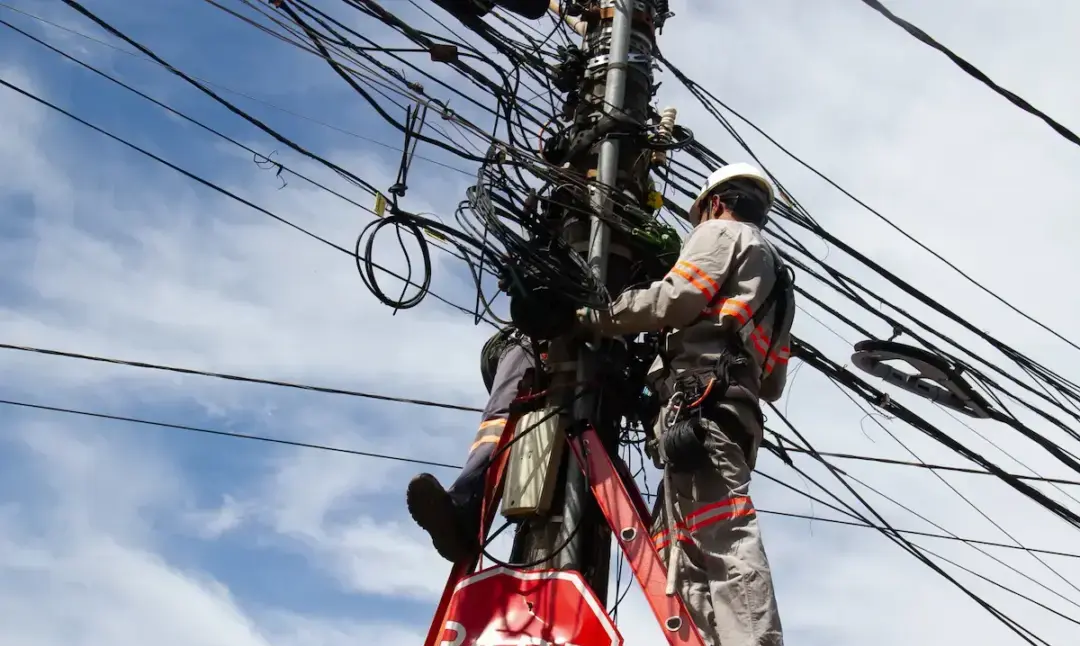 BH aperta o cerco contra cabos irregulares em postes de iluminação
