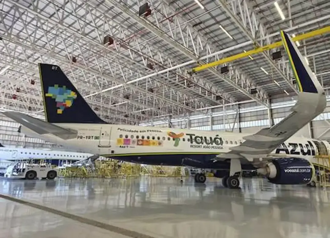 Aeronave da Azul Viagens personalizada com a identidade visual do Tauá Resort João Pessoa durante ação de lançamento da novas parceria entre as empresas