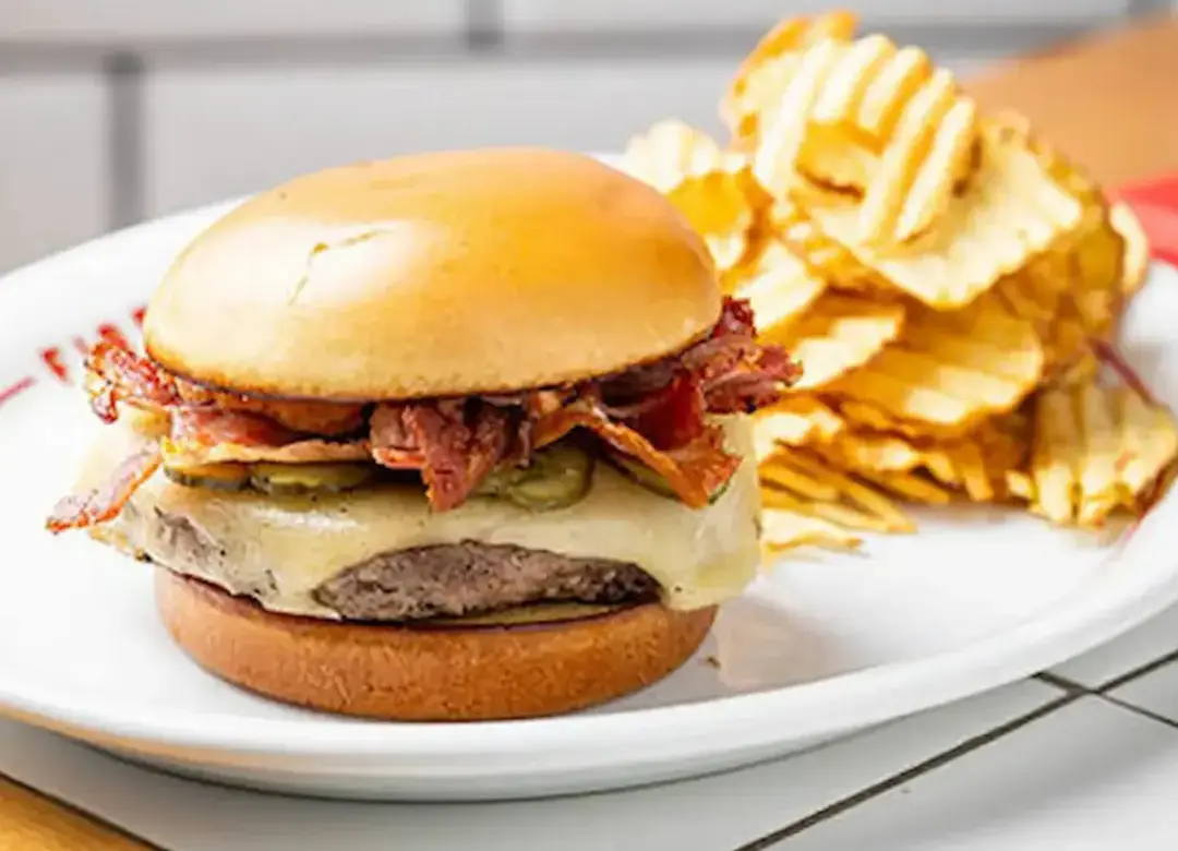 Hambúrguer artesanal com queijo, bacon e chips servido durante a 2ª edição do festival Belo Horizonte Burger Gourmet, no Fiado Burguer