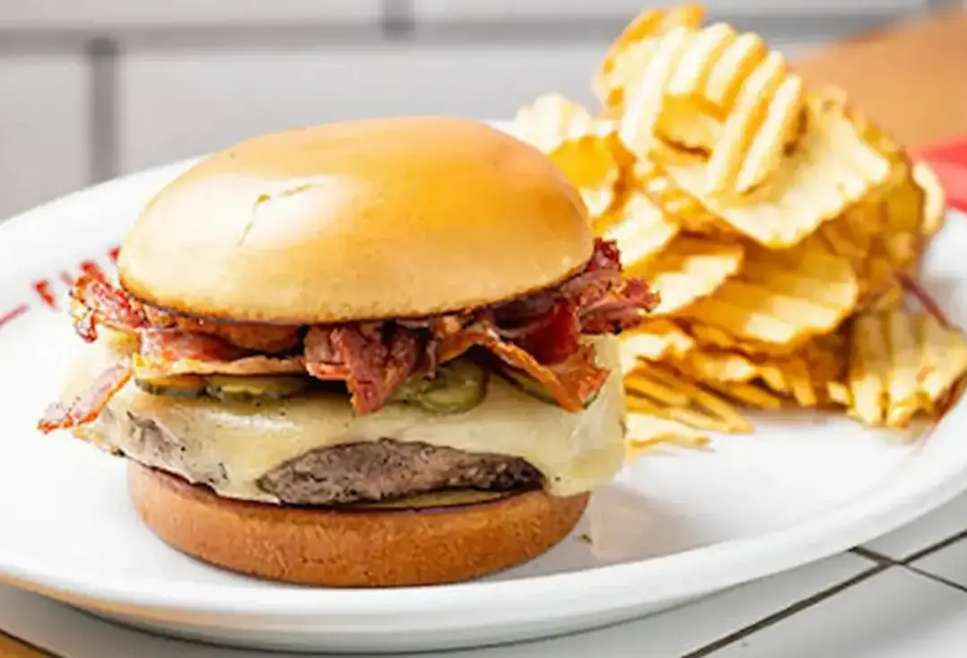 Fiado Burger participa do Belo Horizonte Burger Gourmet com hambúrguer especial Hambúrguer artesanal com queijo, bacon e chips servido durante a 2ª edição do festival Belo Horizonte Burger Gourmet, no Fiado Burguer